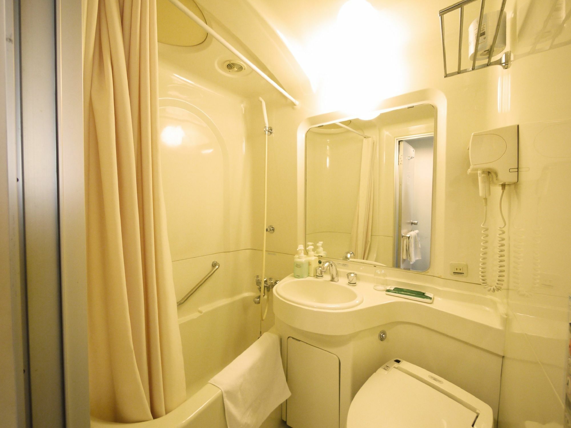 Hotel Route-Inn Kitakyushu-Wakamatsu Ekihigashi Bagian luar foto