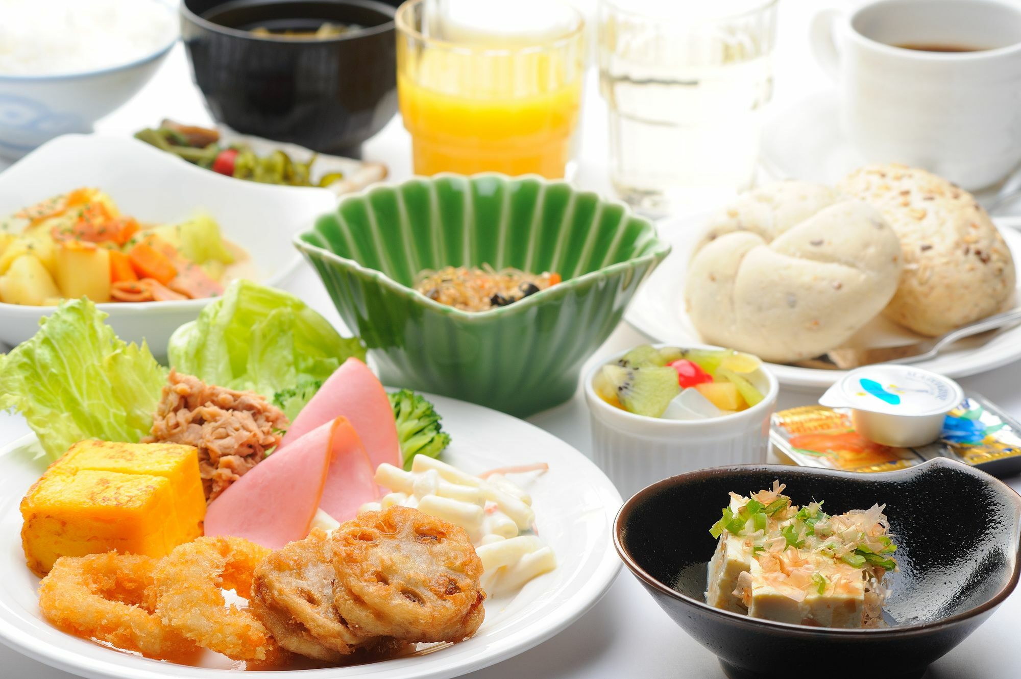 Hotel Route-Inn Kitakyushu-Wakamatsu Ekihigashi Bagian luar foto
